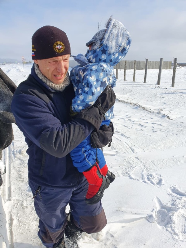 Троих детей эвакуировали из автомобиля в Корсаковском районе Сахалинской области