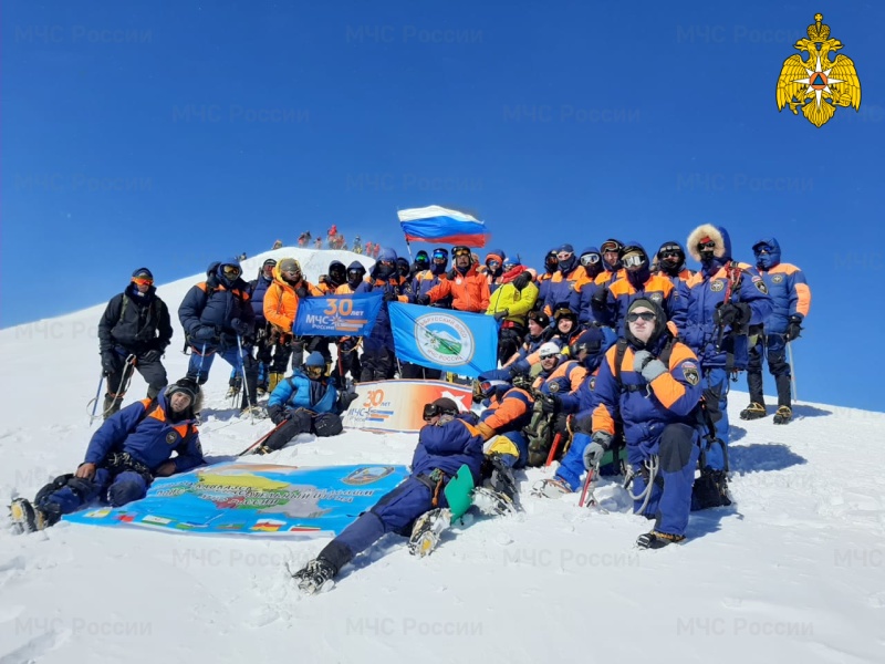 Спасатели МЧС России организовали массовое восхождение на Эльбрус (видео)