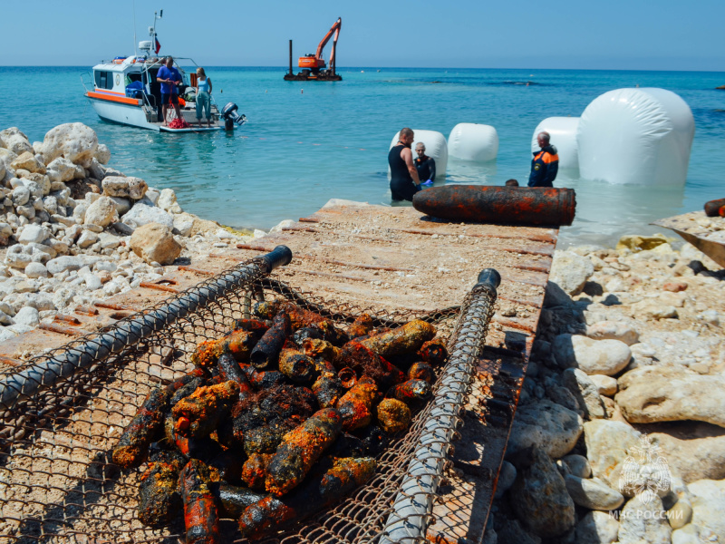 В Севастополе МЧС России уничтожили почти 1000 единиц взрывоопасных предметов из бухты Гильзовая (видео)