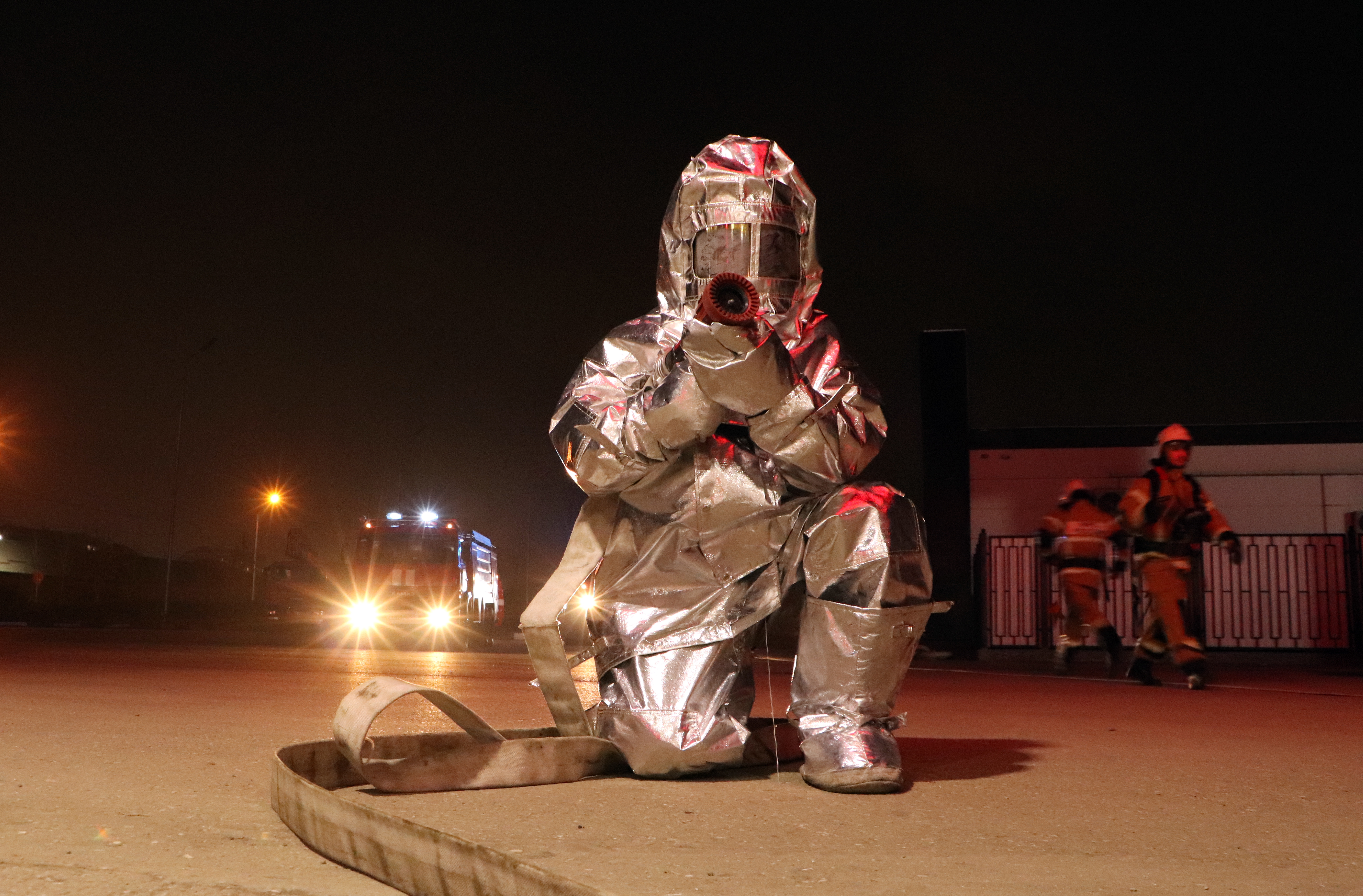 Грозненские пожарные провели тренировку по тушению возгорания на АЗС