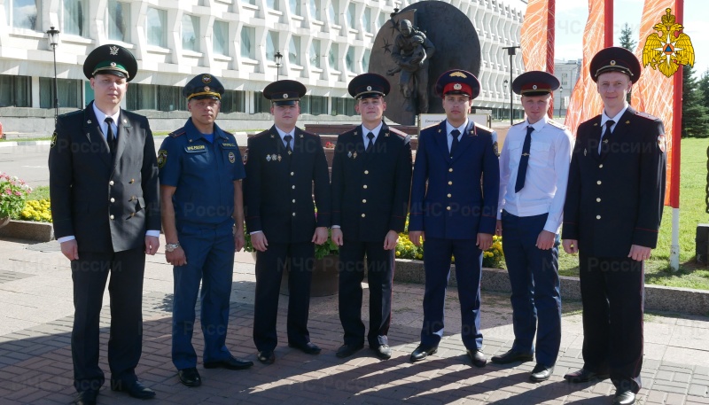 Сотрудник регионального МЧС принял участие в акции, посвященной Дню офицера России