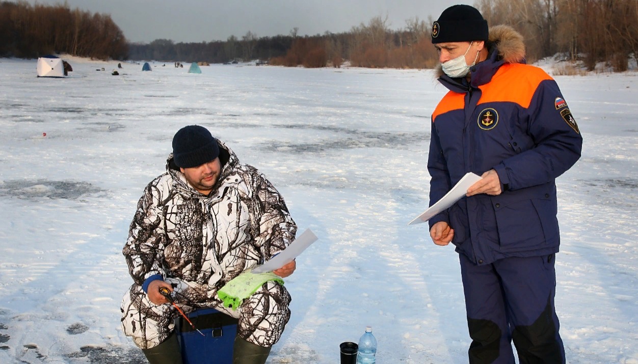 ГИМС МЧС России: При зимней рыбалке толщина льда должна быть более 10 сантиметров
