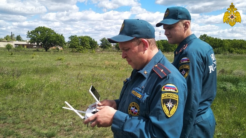 Специалисты Саратовского МЧС России тренируют навыки пилотирования БПЛА (видео)