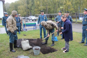 Саженцы яблонь высадили спасатели в Коченевском районе