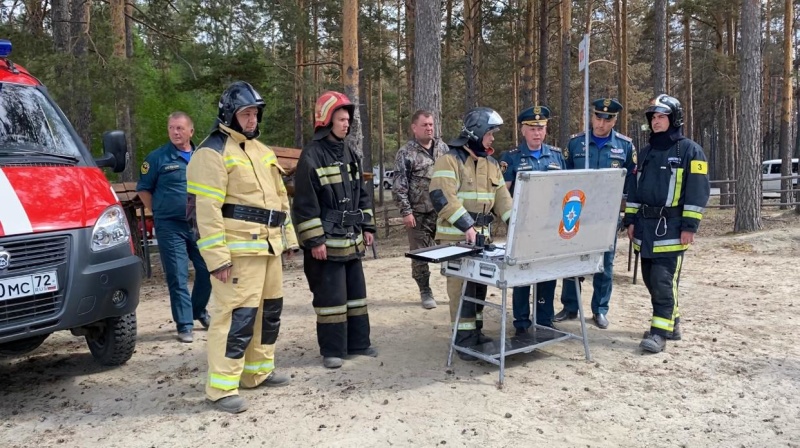 Первый заместитель Министра МЧС России Александр Чуприян проинспектировал работу наземной группировки по ликвидации пожаров в Тюменской области