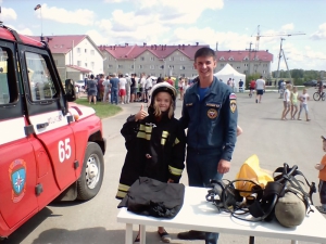 В день рождения поселка пожарные напомнили жителям правила безопасности