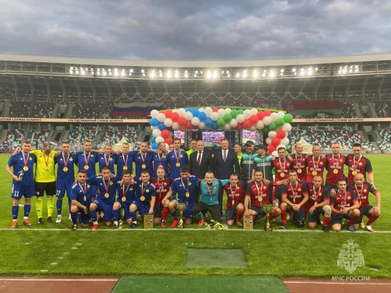 Впервые команды спасательных ведомств России и Беларуси встретились на футбольном поле