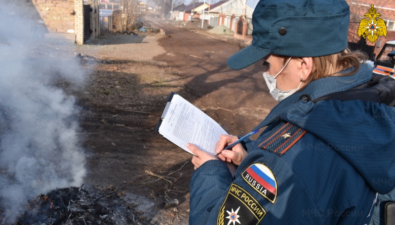 Сотрудники МЧС России в ходе профилактических рейдов напоминают дачникам о правилах пожарной безопасности