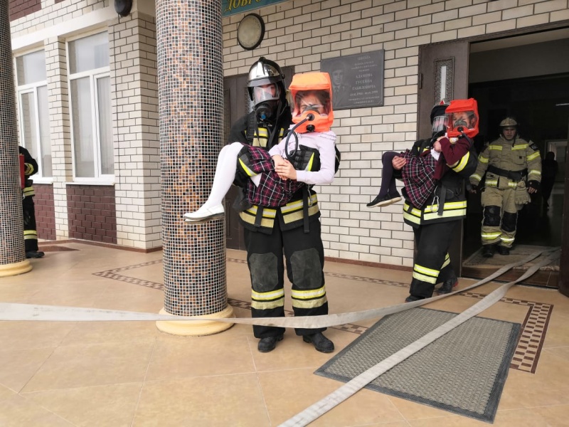 К 30-летию МЧС России: пожарно-тактические учения в школе