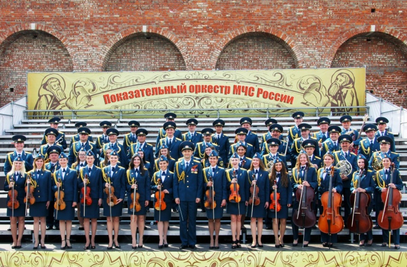 Показательный оркестр МЧС России поздравил коллег с Днем защитника Отечества