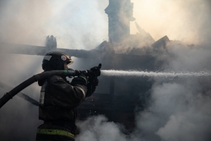 Пожарно-спасательные подразделения МЧС России ликвидировали более 20 пожаров за выходные