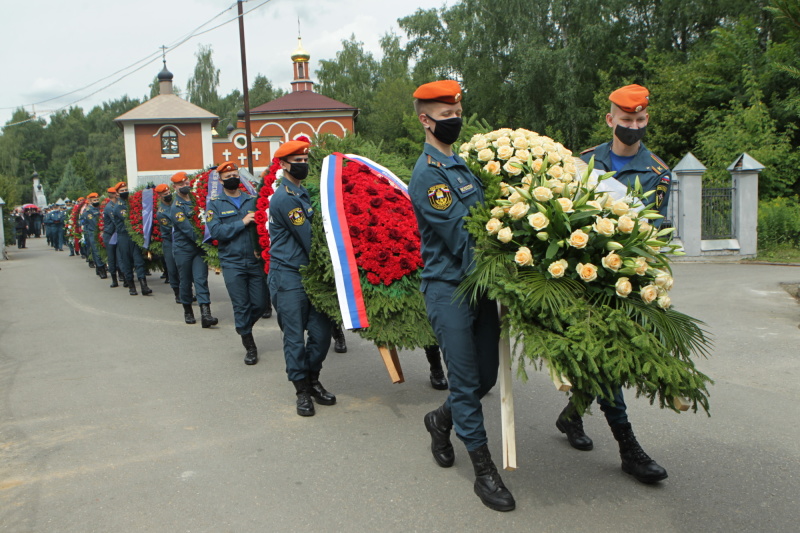 В МЧС России простились с Владимиром Свинаревым