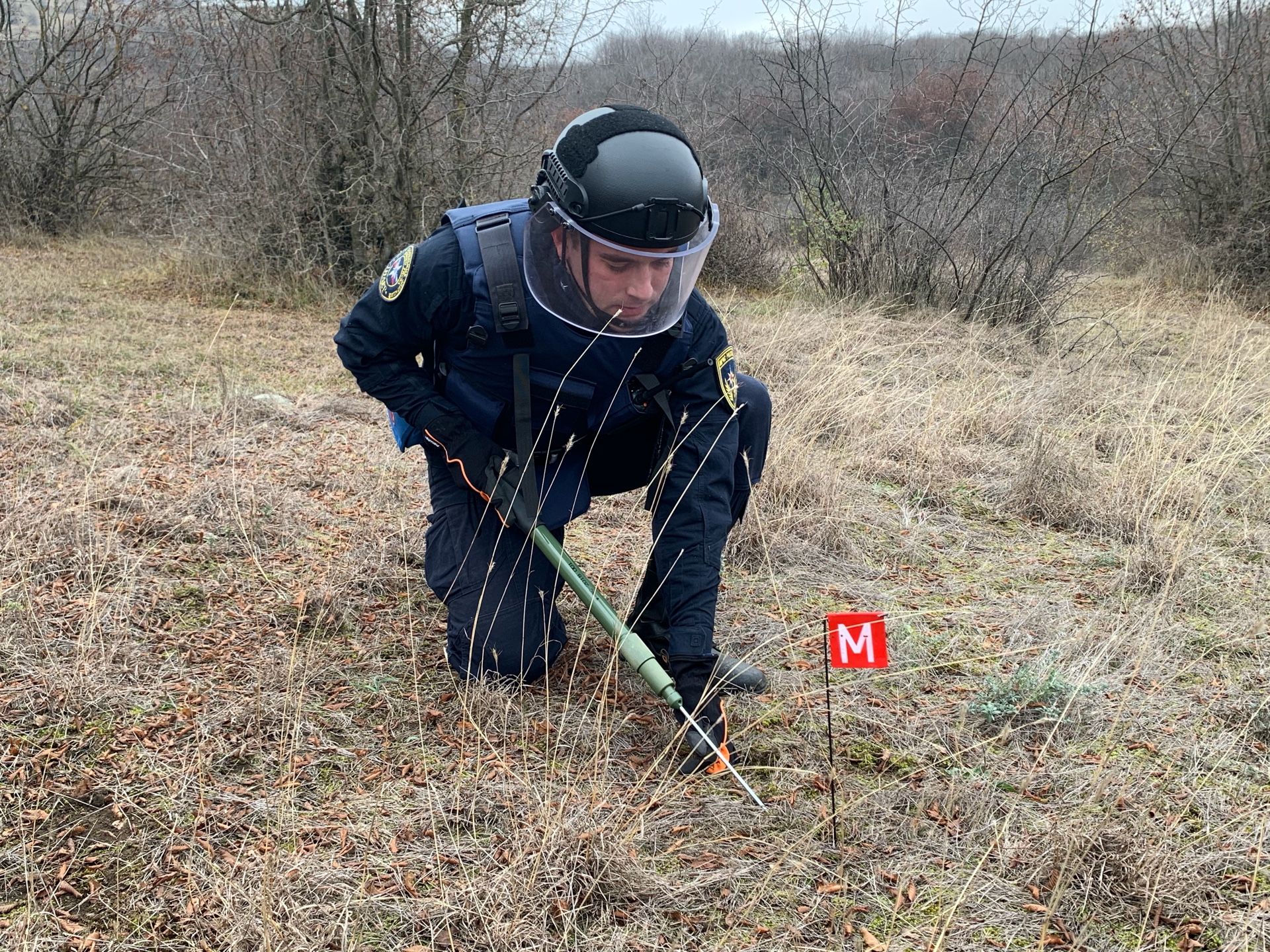 Пиротехники МЧС России проводят разминирование территорий Нагорного Карабаха