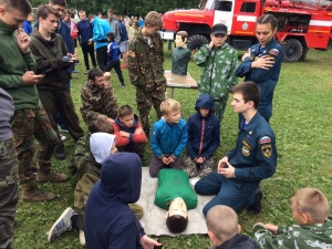 Год культуры безопасности. Спасатели, пожарные и добровольцы обучили детей в лагере