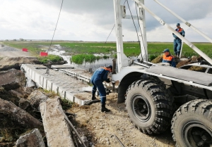 Мост помог: возведенный МЧС России механизированный мост три месяца обеспечивал сообщение между селами в Новосибирской области (фото)