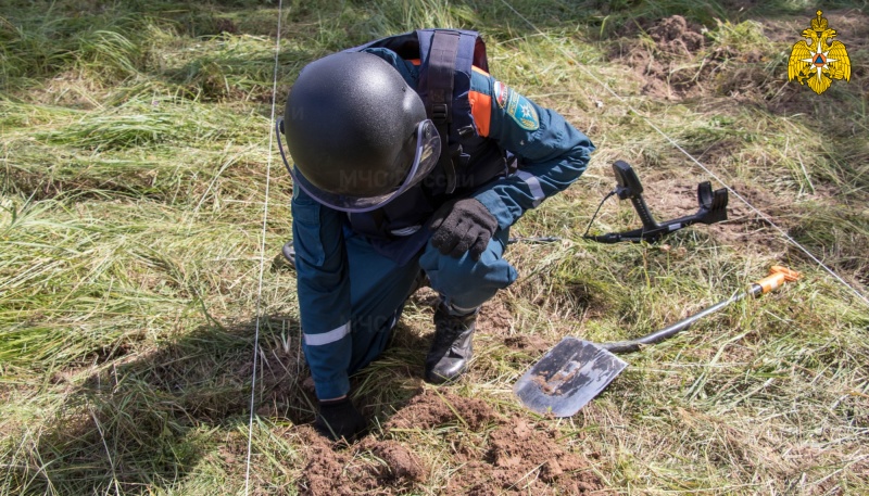 Свыше трех тысяч квадратных метров обследовано пиротехниками МЧС России в Ржевском районе (видео)