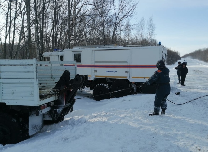 Спасатели МЧС России продолжают оказывать помощь населению Дальнего Востока, оказавшемуся в сложных условиях непогоды