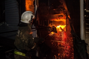 За выходные новосибирские пожарные эвакуировали 13 человек, спасли 10  человек и ликвидировали 25 пожаров