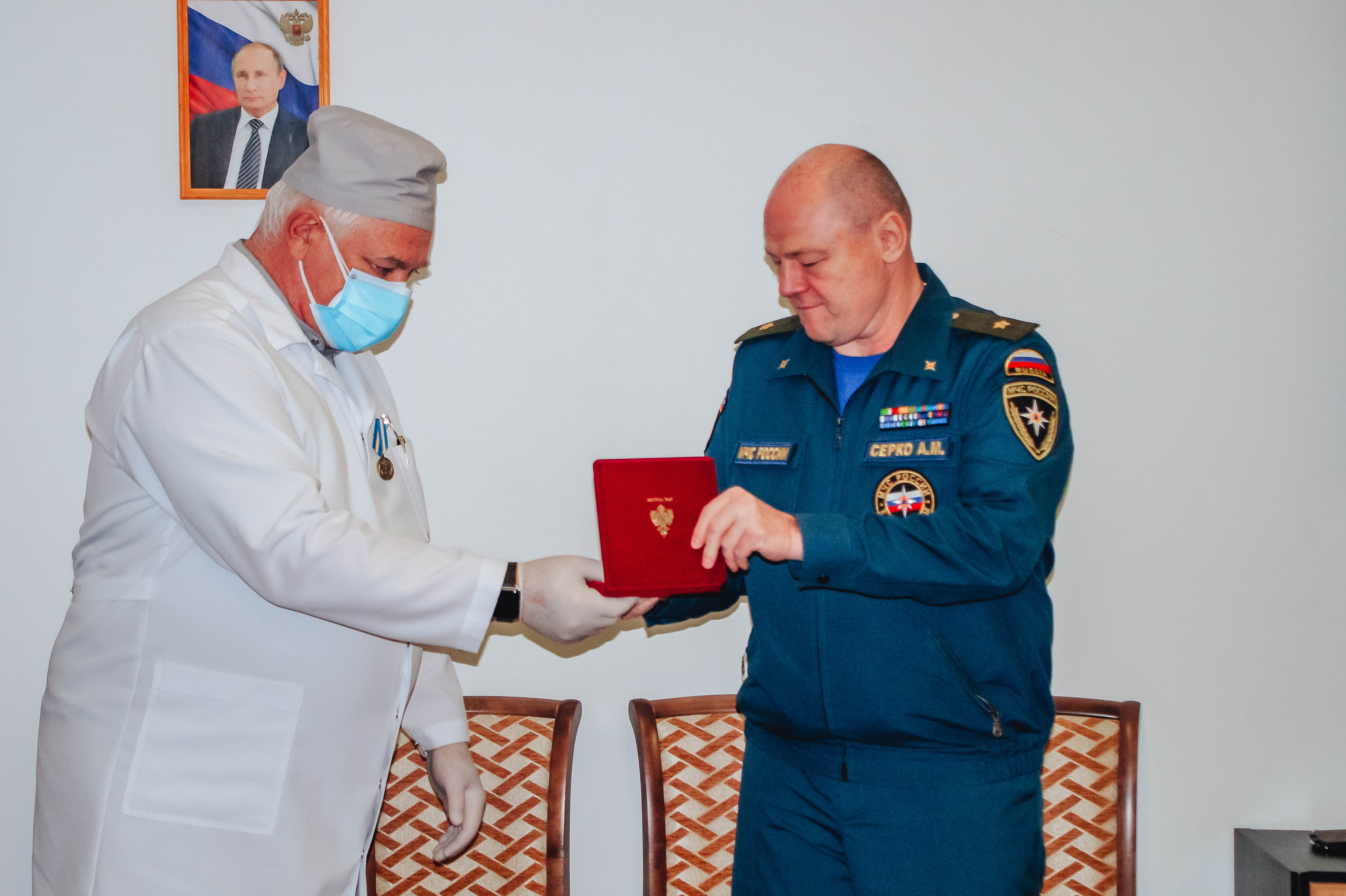 Статс-секретарь – заместитель главы МЧС России Алексей Серко наградил медиков петербургской больницы