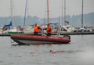 В Бердском заливе спасли людей, терпящих бедствие на катере