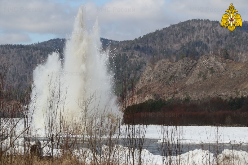 С целью ликвидации ледового затора на реке Абакан были произведены взрывные работы