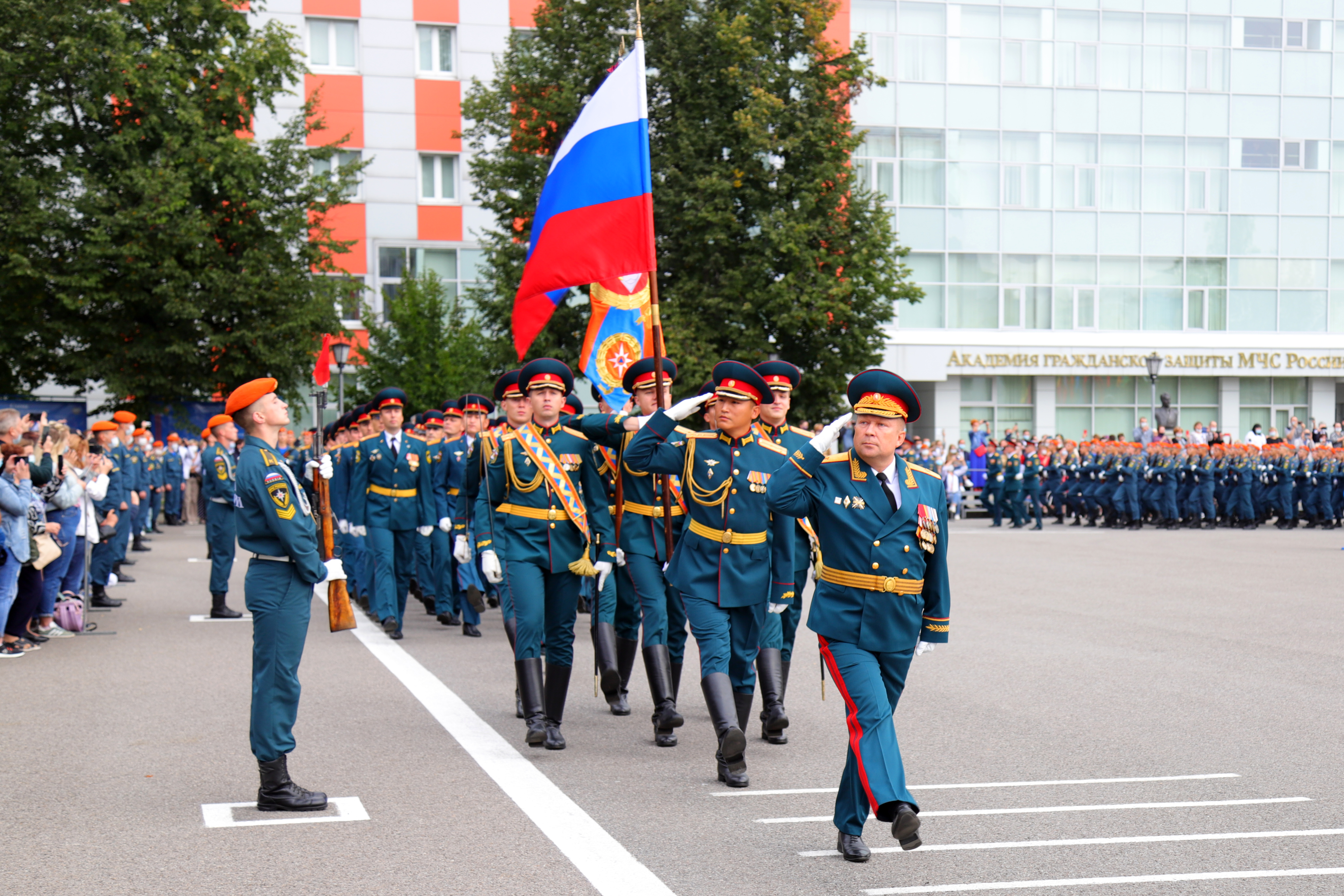 28-летие со дня образования отмечает один из ведущих вузов МЧС России - Академия гражданской защиты