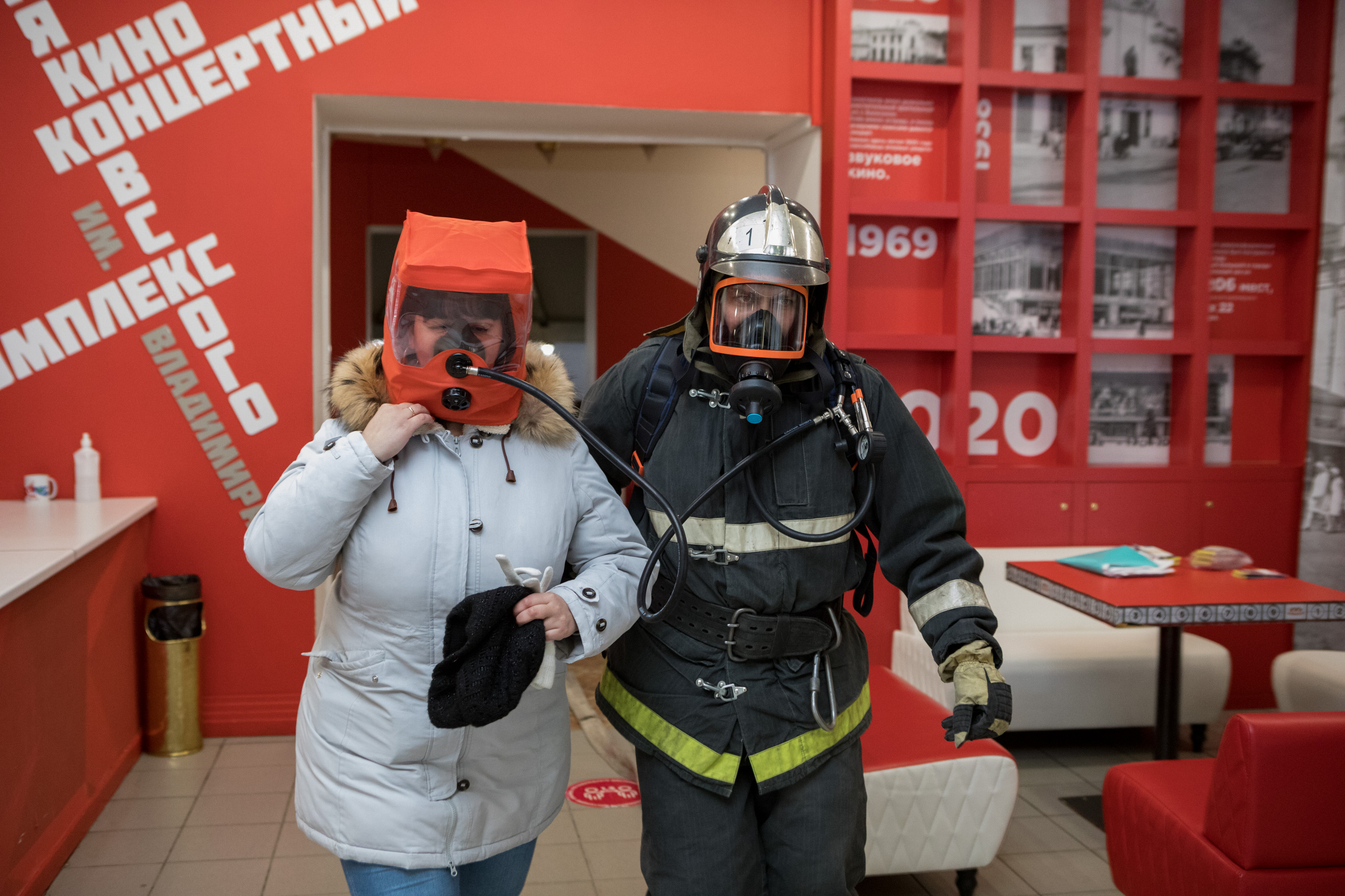 Пожарные Новосибирска отработали практические действия при ликвидации условного пожара в концертном зале