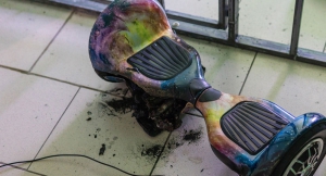 Короткое замыкание гироскутера привело к эвакуации людей в жилом доме (фото)