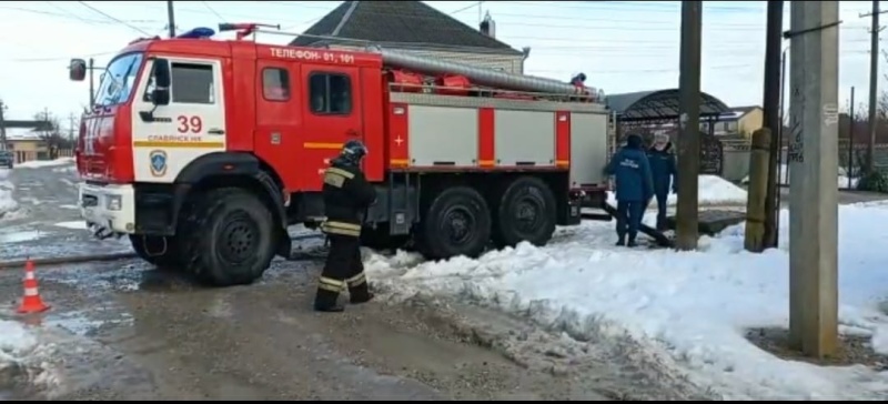 Сотрудники МЧС России продолжают ликвидировать последствия подтопления в Краснодарском крае