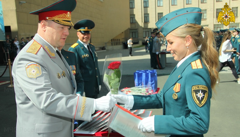 В Санкт-Петербургском университете ГПС МЧС России  прошел выпуск молодых офицеров