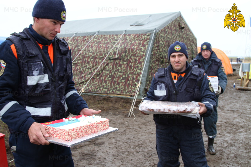 Кондитеры поздравили спасателей МЧС России