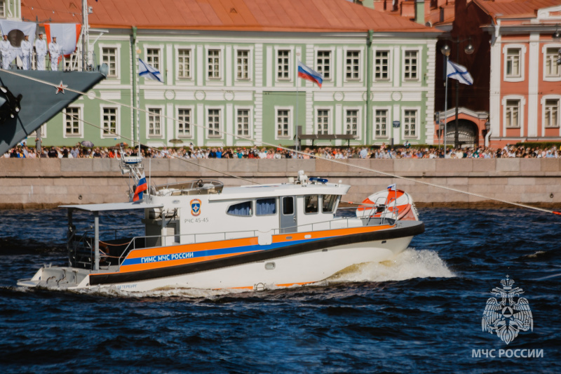 Сотрудники МЧС России обеспечили безопасность военно-морского парада в Санкт-Петербурге и сами приняли в нем участие