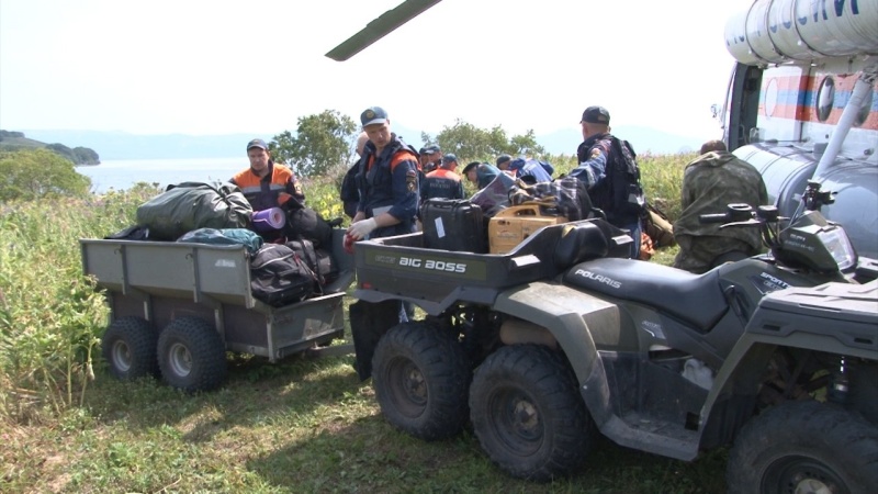 Камчатские спасатели ведут поисковые работы в районе Курильского озера, где потерпел крушение вертолёт Ми-8