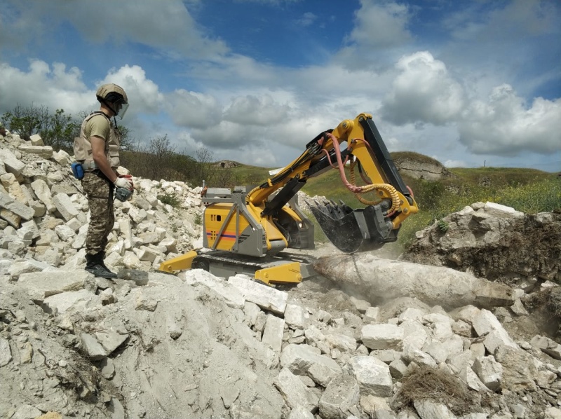 Пиротехники Центра «Лидер» приступили к работам по разминированию  территории «Крепость Керчь»