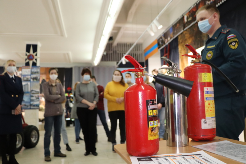 В день огнетушителя МЧС России напоминает о необходимости проверки срока годности огнетушителей