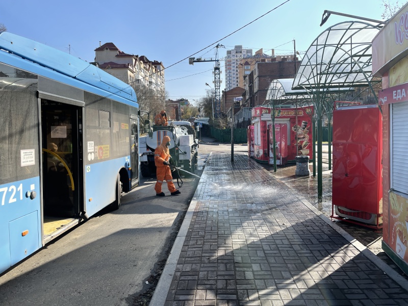 Подразделения МЧС России продолжают дезинфекцию на улицах российских городов (видео)