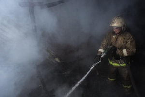 В Новосибирске ликвидировали пожар в двух частных домах