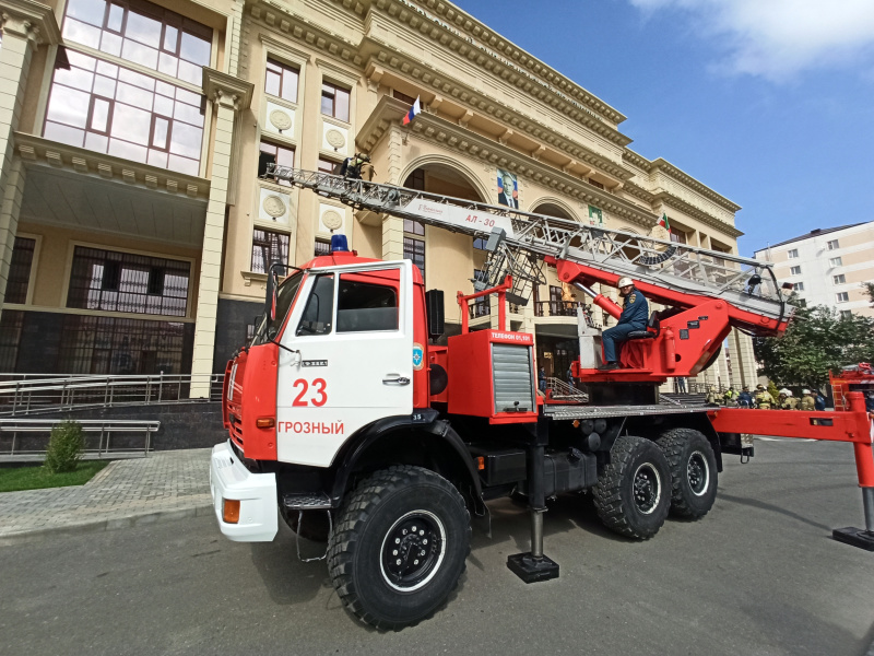 Сотрудники МЧС провели учения в здании Верховного суда Чеченской Республики