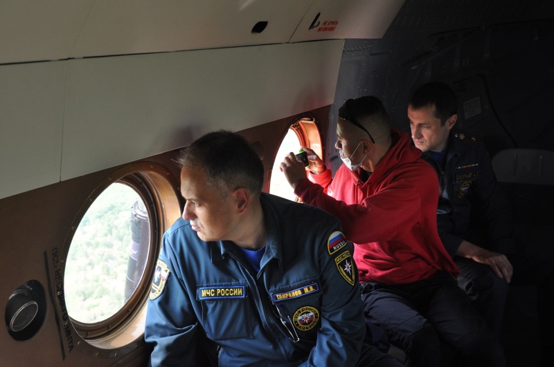 В Авачинском заливе продолжаются поиски экипажа перевернувшегося плашкоута