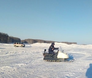 Спасатели пришли на помощь людям, застрявшим в снегу на автомобиле и снегоходе