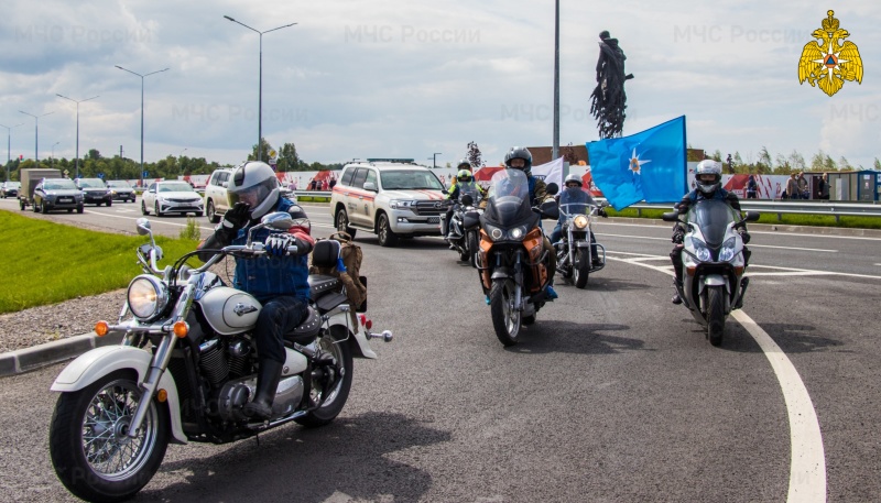 Сотрудники МЧС России приняли участие в патриотическом мотопробеге