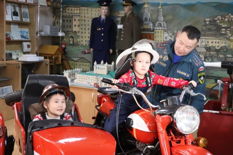 Сотрудники МЧС России помогли исполнить мечту 5-летнего Осора Аюшеева