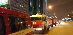 Пожарные спасли более 50 человек из горящего дома в Новосибирске