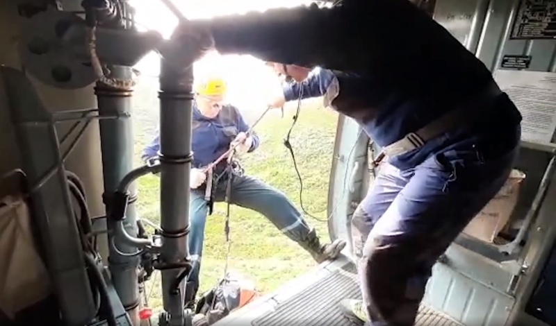 Спасатели добрались до скалы, где произошло крушение АН-26