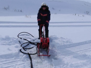 Противопаводковые работы: спасатели завершают пиление льда на реках Новосибирской области (фото)