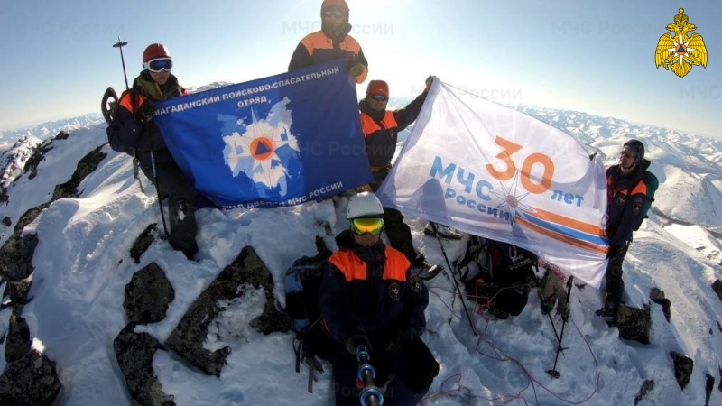Магаданские спасатели развернули на горе Нух флаг 30-летия МЧС России (видео)