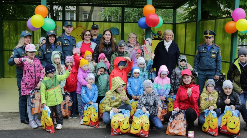 В Международный день защиты детей в регионах России сотрудники МЧС проводят уроки безопасности