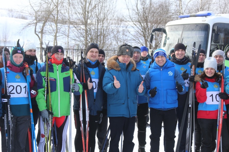 В преддверии Дня защитника Отечества сотрудники Центрального аппарата МЧС России приняли участие в лыжном забеге
