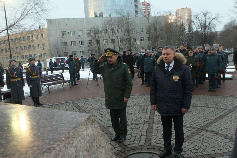 Евгений Зиничев и Сергей Шойгу возложили цветы к комплексу памятников пожарным и спасателям в честь Дня спасателя