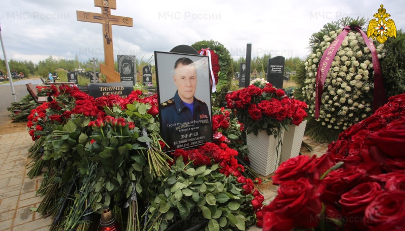 На Северном кладбище Санкт-Петербурга почтили память трагически погибшего главы МЧС России Евгения Зиничева